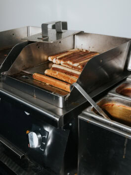 Würstchen auf dem Grill bei Johann’s Imbiss in Mühlacker während Philipp Amthors Wahlkampfreise, fotografiert für DER SPIEGEL.