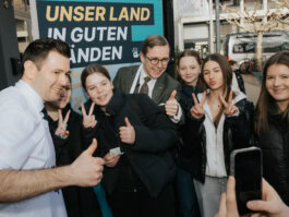 Philipp Amthor posiert mit Jugendlichen bei einem Wahlkampftermin in Zimmern ob Rottweil, fotografiert für DER SPIEGEL.
