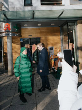 Philipp Amthor vor einer Apotheke in Göppingen, fotografiert für DER SPIEGEL.